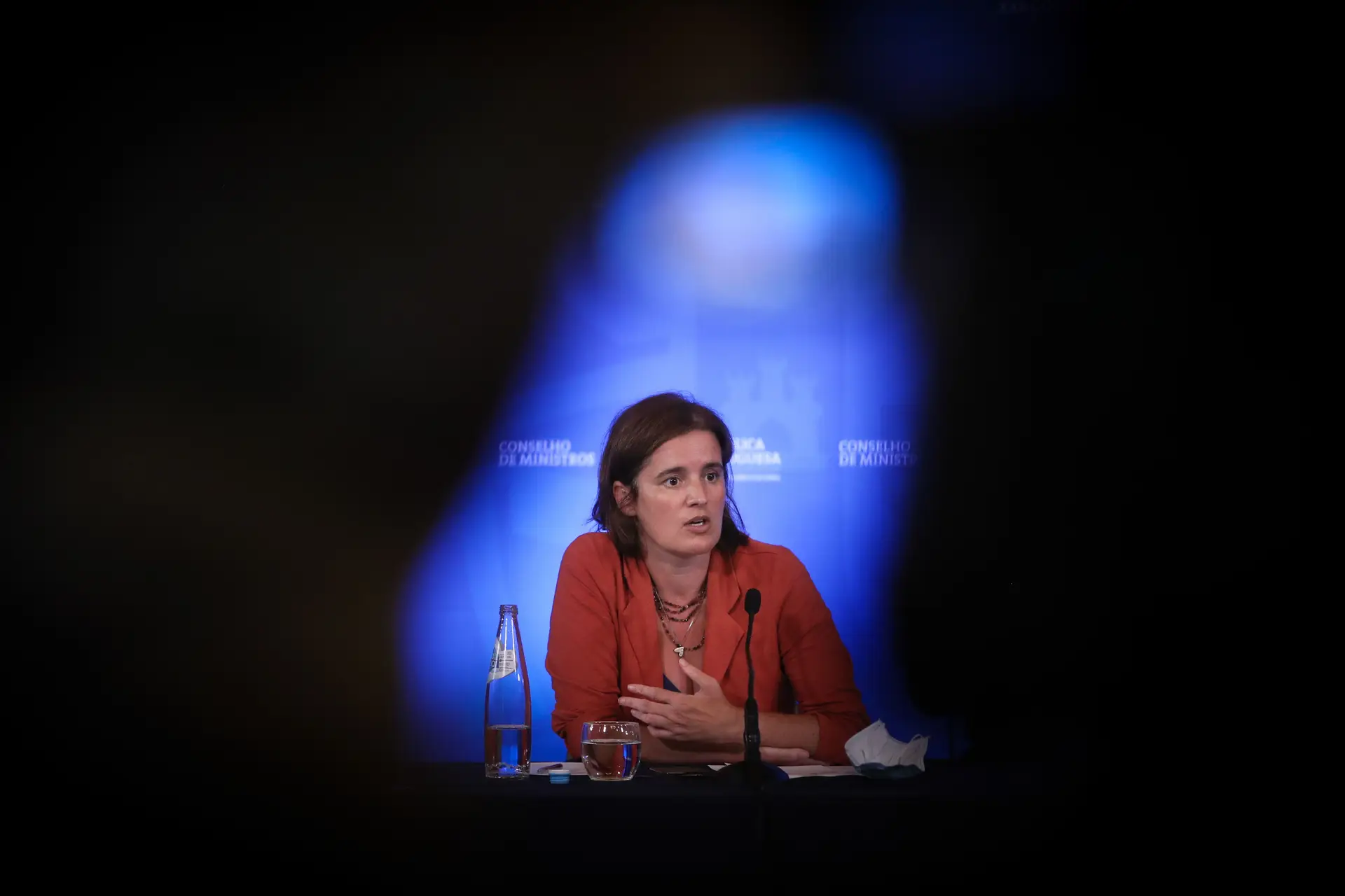 A ministra de Estado e da Presidência, Mariana Vieira da Silva, fala aos jornalistas durante a conferência de imprensa no final da reunião do Conselho de Ministros, no Palácio da Ajuda, em Lisboa.