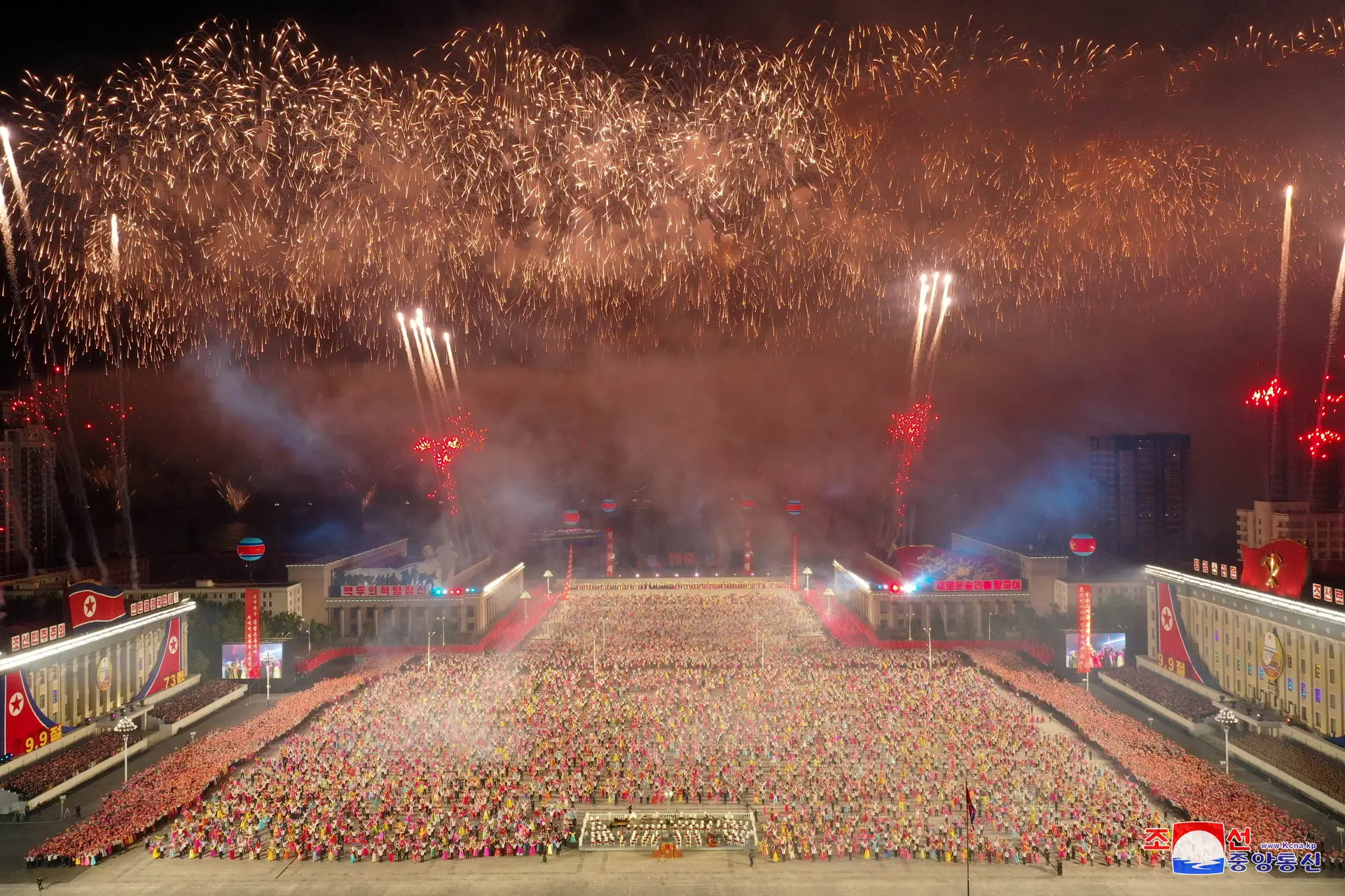 Fogo de artifício e desfile militar de madrugada no 73.º aniversário da Coreia do Norte