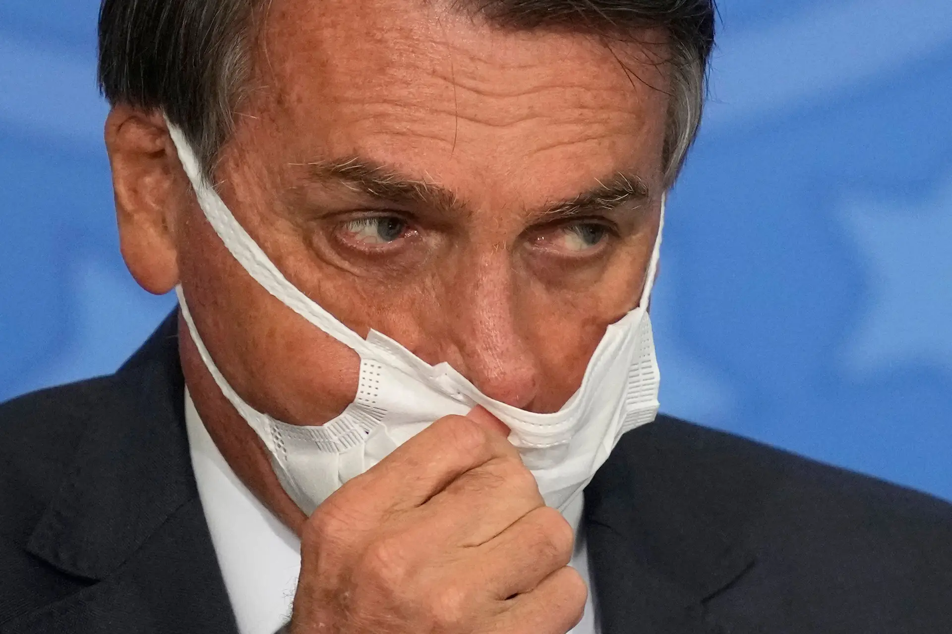Bolsonaro pede "calma" aos apoiantes que o acusam de "traidor"