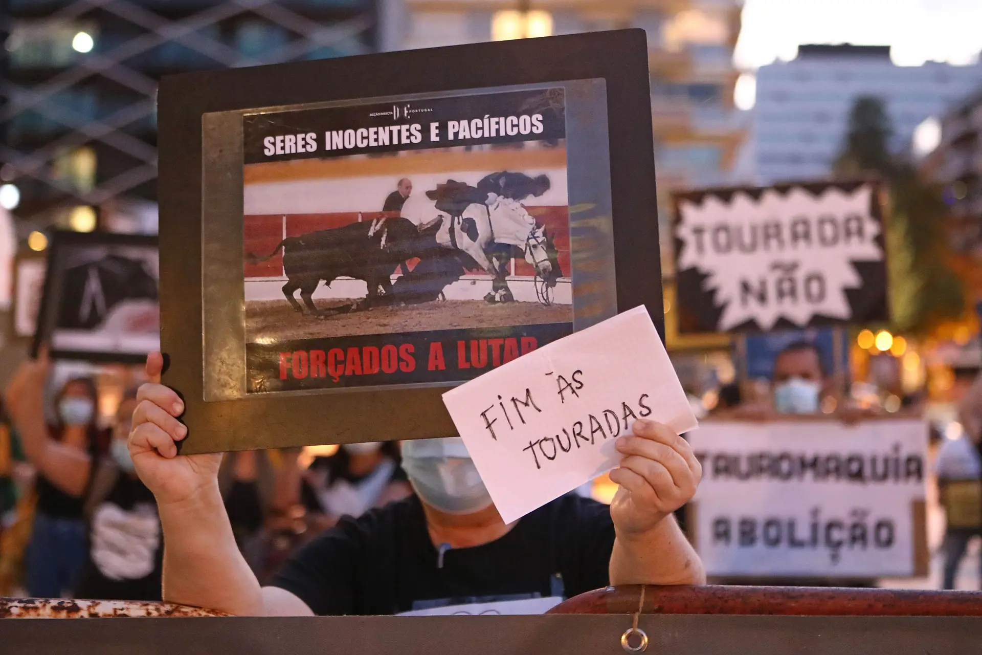 Mais de 50 pessoas protestaram contra as touradas no Campo Pequeno