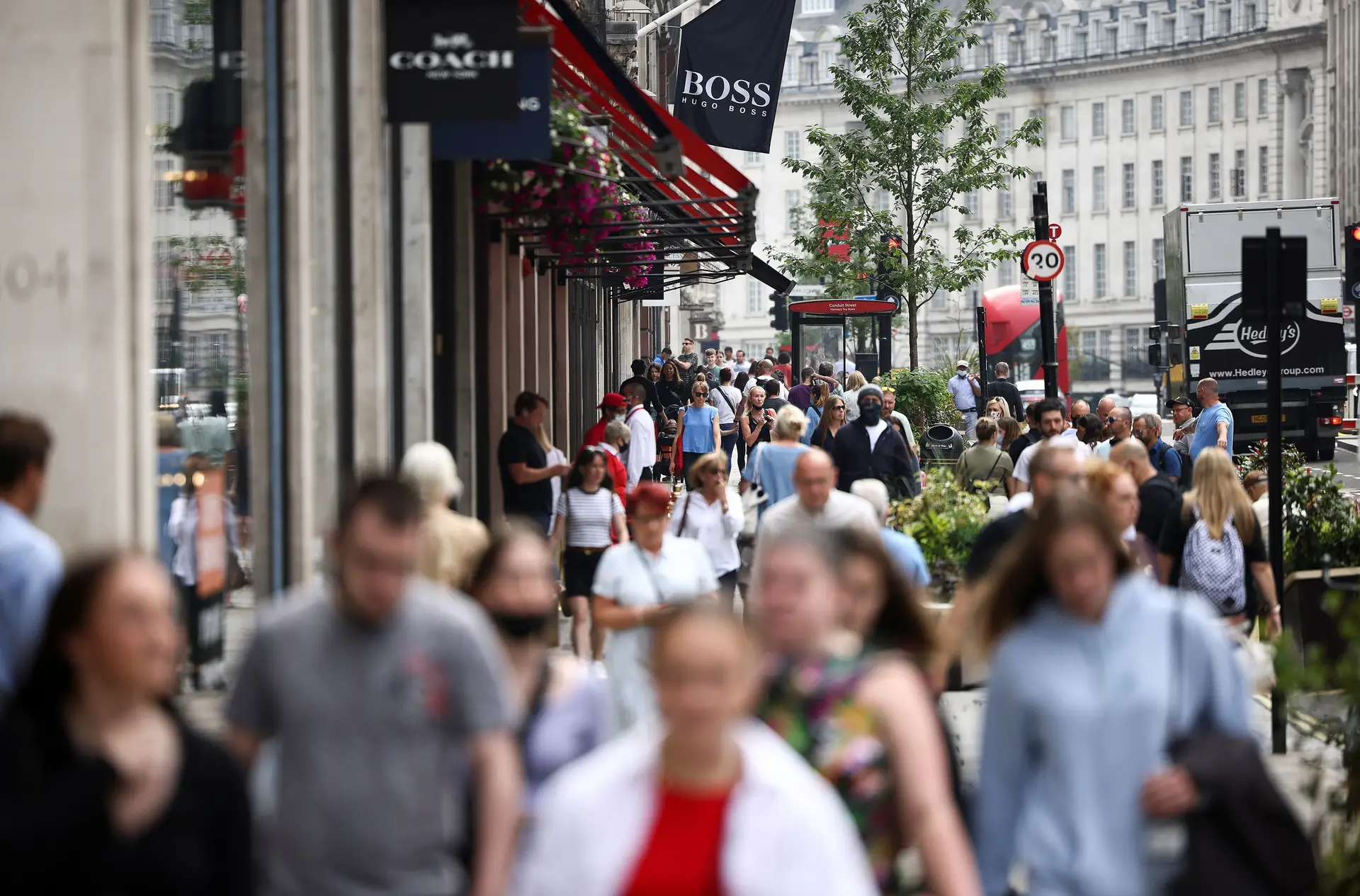 Reforço da vacina a maiores de 50 e ao setor da saúde no Reino Unido