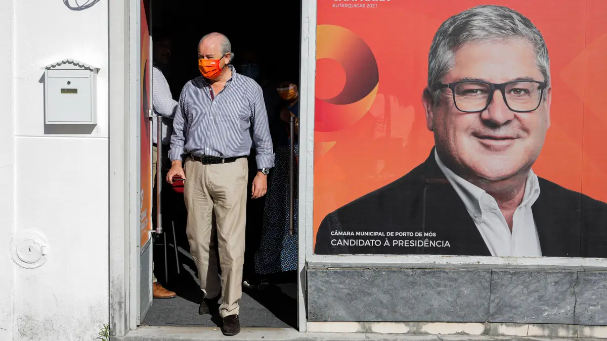 O presidente do Partido Social Democrata (PSD), Rui Rio, à saída da sede de campanha, durante uma ação de campanha no âmbito das Eleições autárquicas 2021, em Porto de Mós