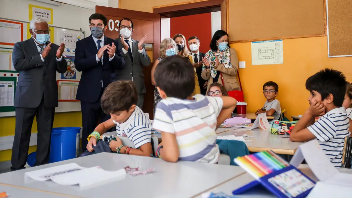 O primeiro-ministro, António Costa (E), acompanhado pelo ministro da Educação, Tiago Brandão Rodrigues (2E), visita o Agrupamento de Escolas Dona Filipa de Lencastre em Lisboa