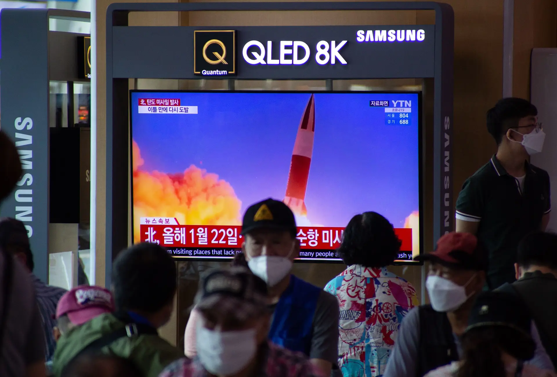 Pessoas assistem à notícia de última hora, em Seul, Coreia do Sul, de que a Coreia do Norte disparou dois mísseis balísticos no Mar Oriental.