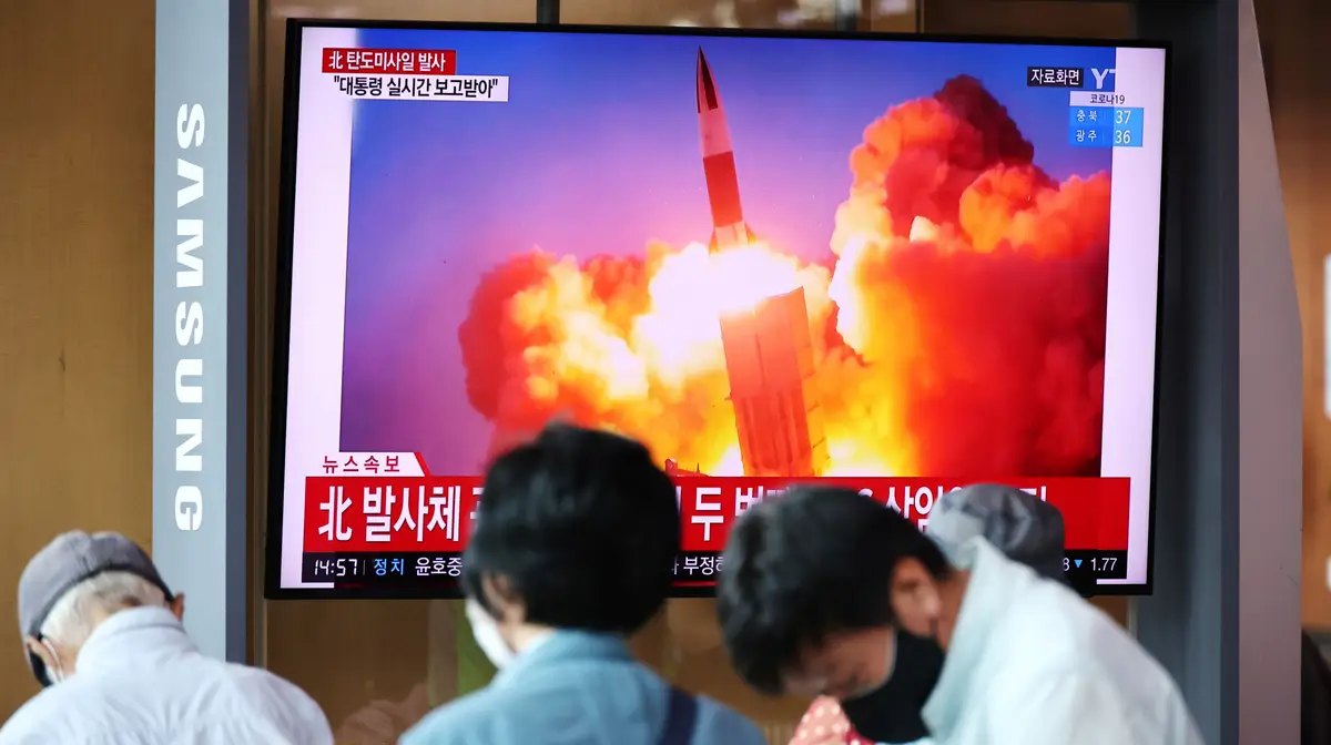 Televisão sul-coreana divulga disparo de dois mísseis balísticos pela Coreia do Norte.