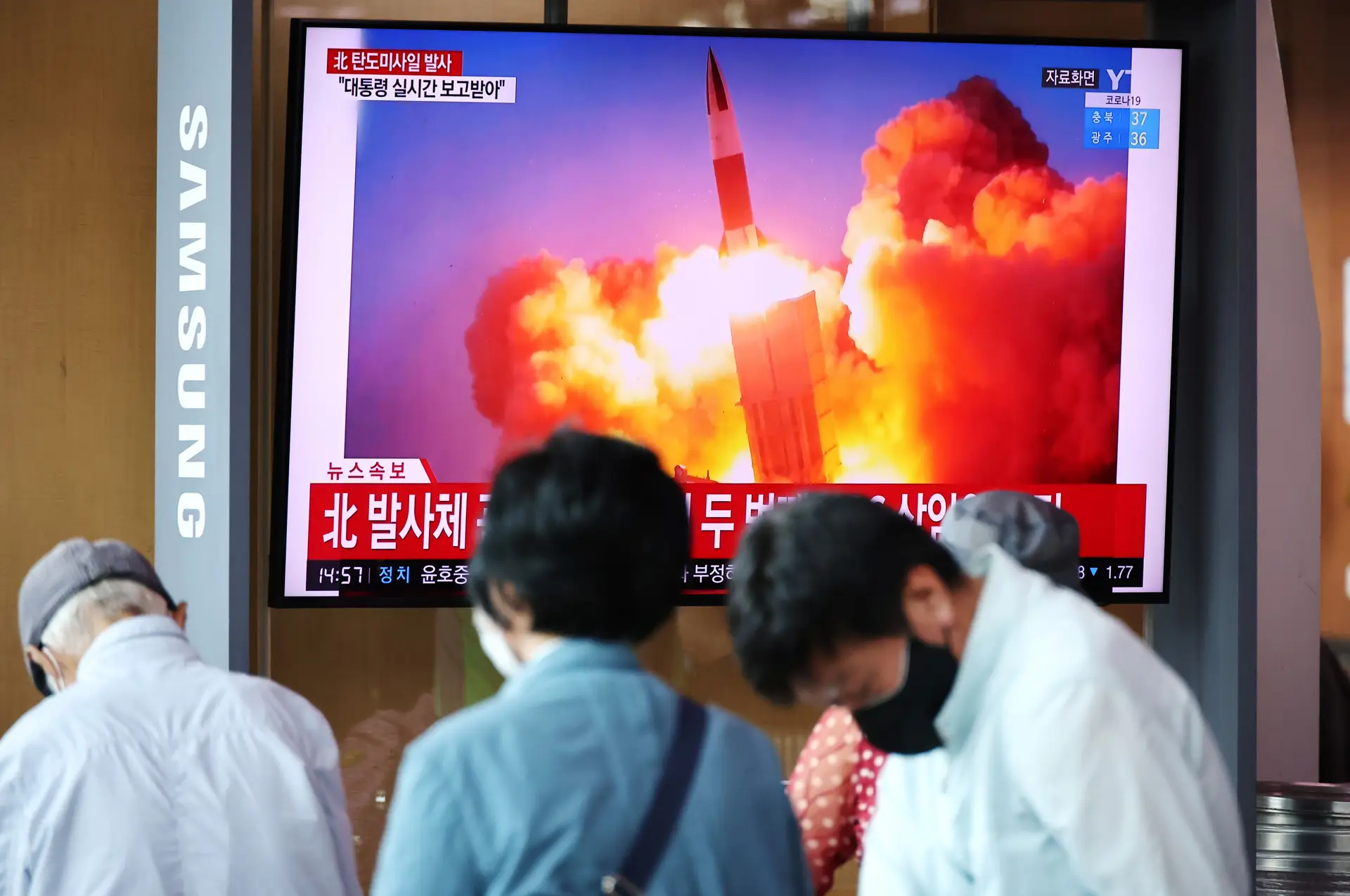 Televisão sul-coreana divulga disparo de dois mísseis balísticos pela Coreia do Norte.