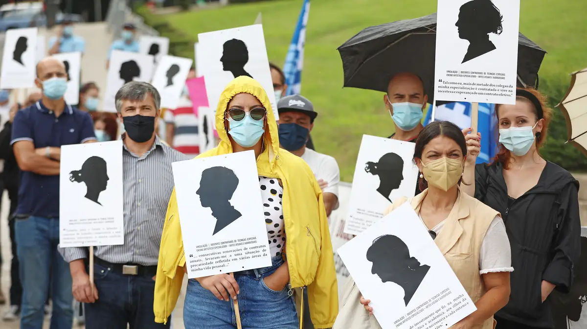 Professores de escolas públicas de ensino artístico protestam contra o Governo em frente à Assembleia da República, numa ação organizada pela Federação Nacional dos Professores (Fenprof), em Lisboa