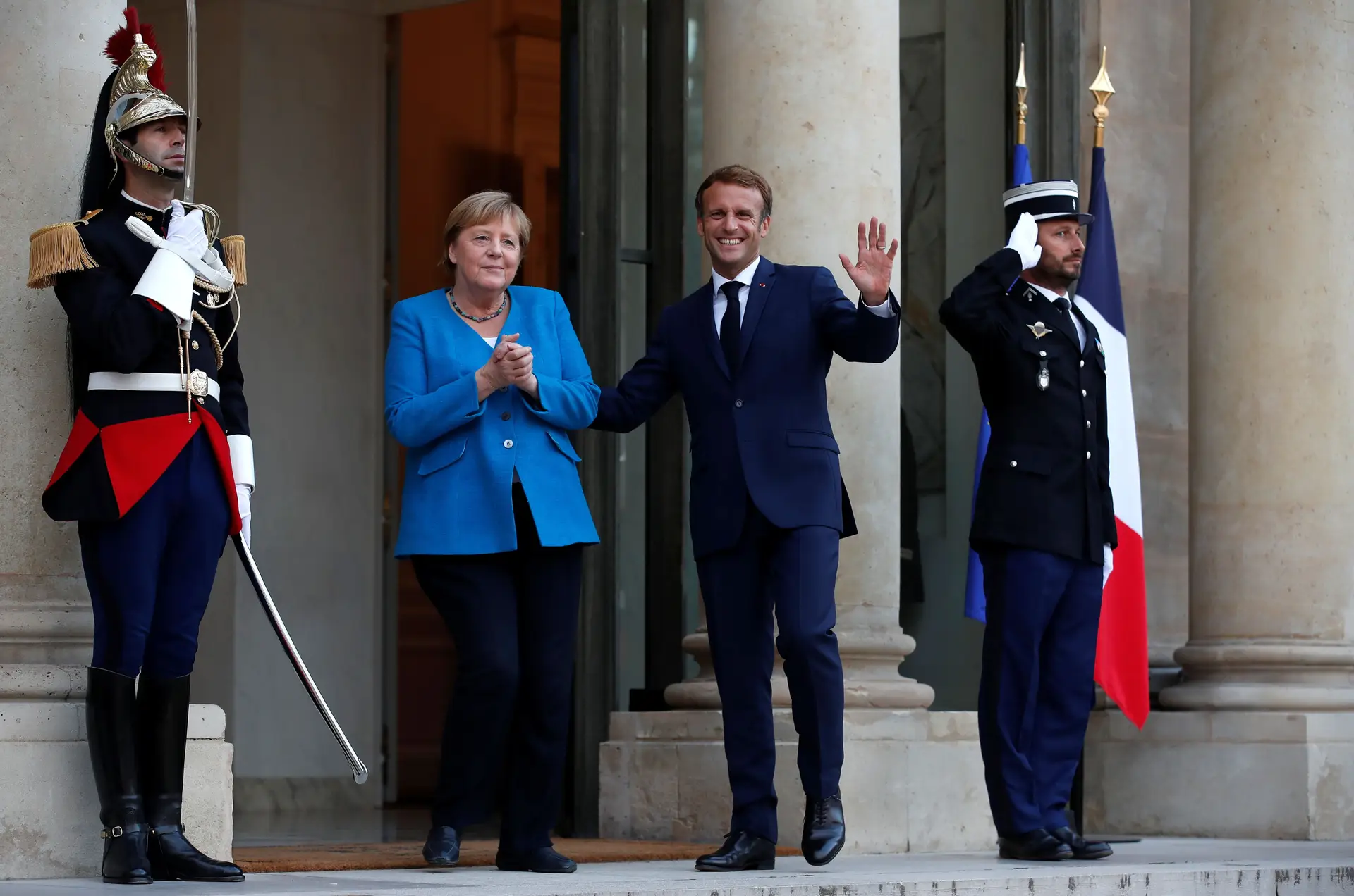 Macron e Merkel garantem que vão trabalhar juntos durante negociações para próximo Governo alemão
