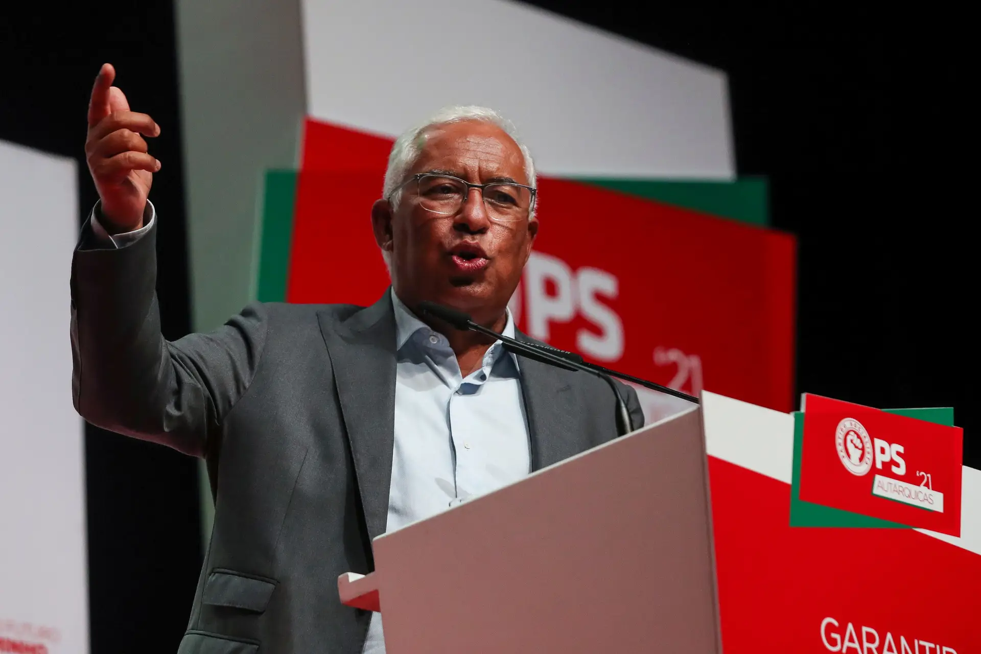 O secretário-geral do PS, António Costa, num comício em Coimbra