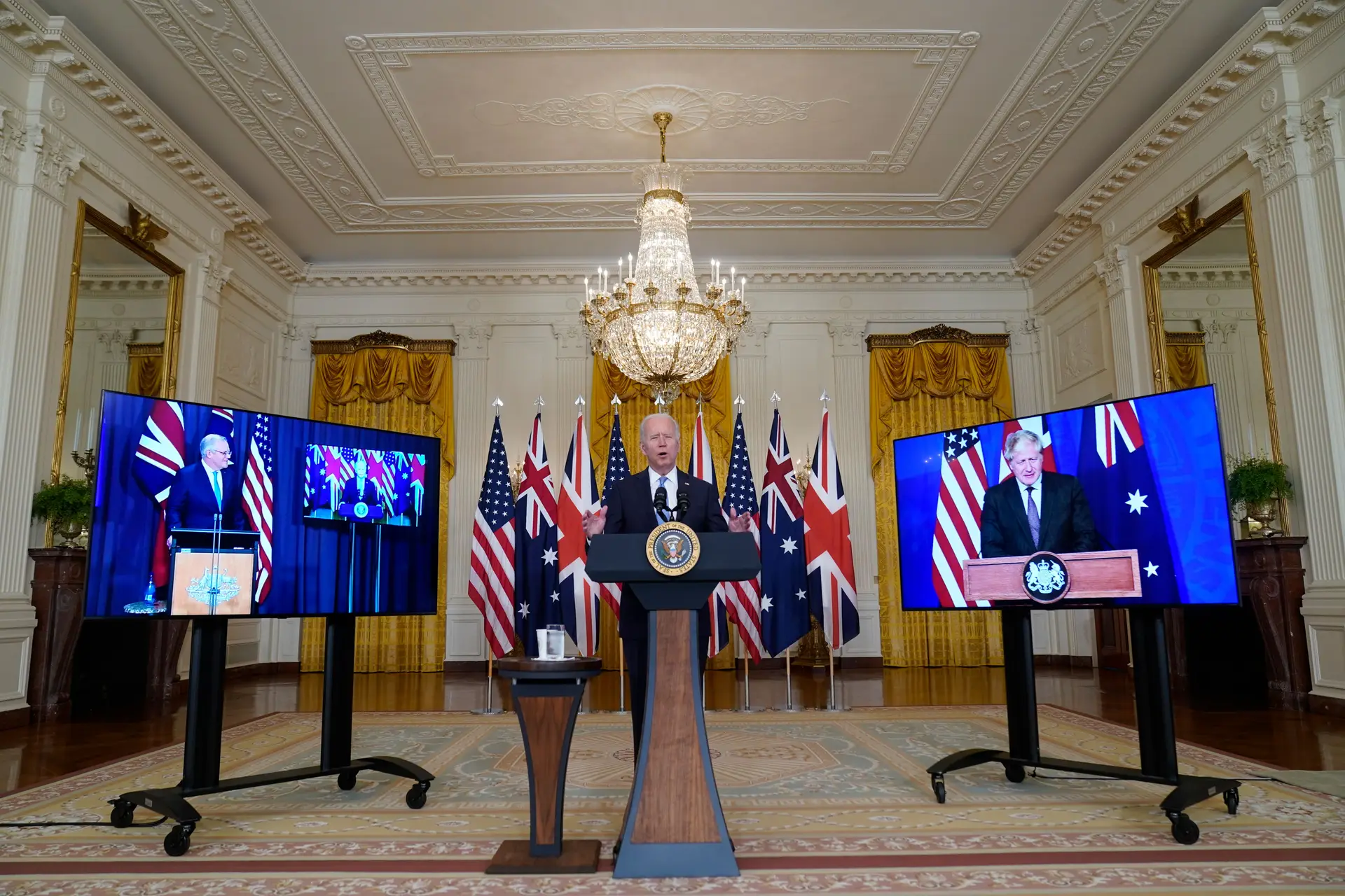 O Presidente norte-americano Joe Biden, numa conferência de imprensa, com os primeiros-ministros australiano Scott Morrison e o britânico Boris Johnson.