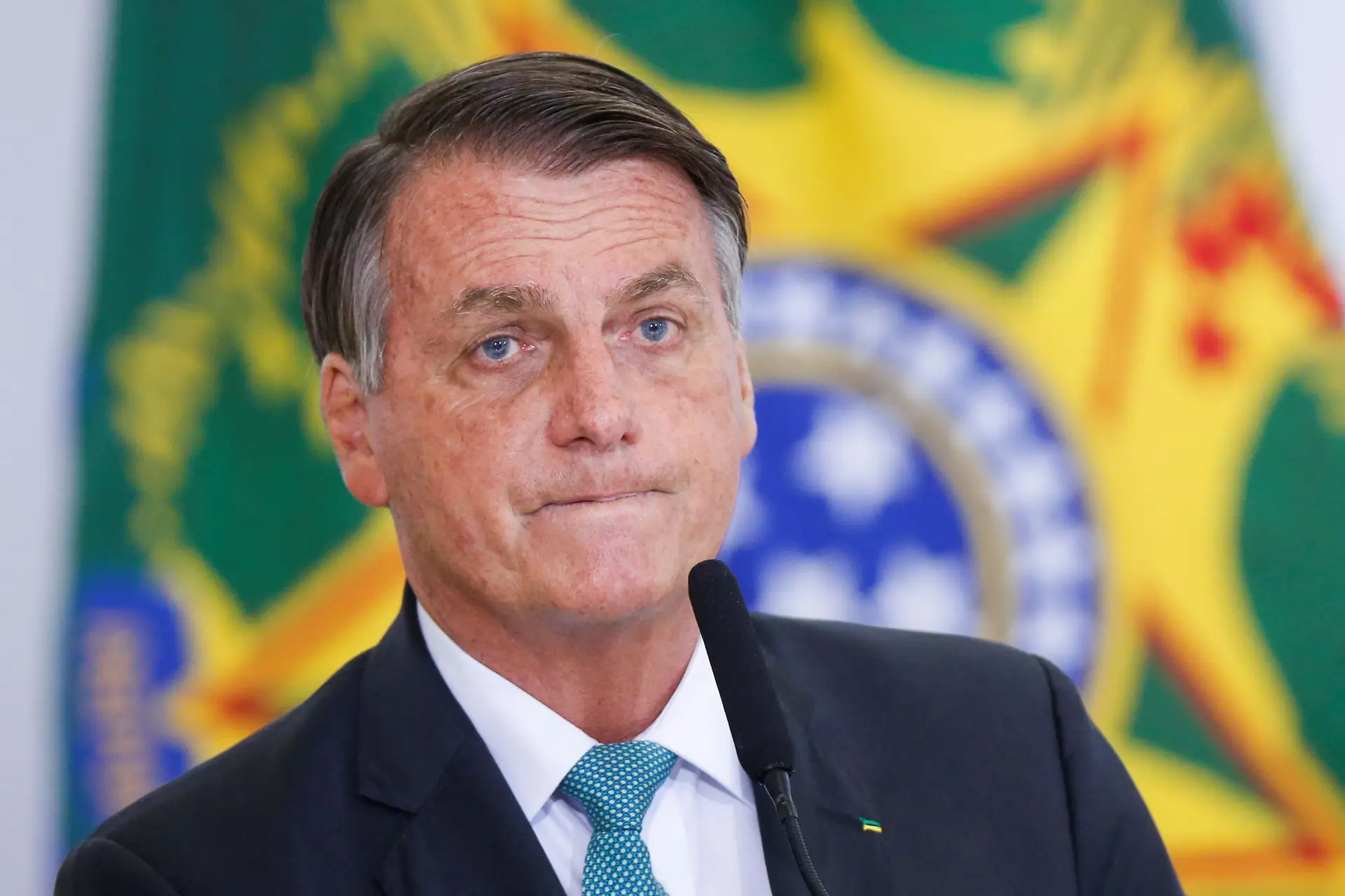 Presidente do Brasil conta com "novos estudos" para recusar vacina contra a covid-19