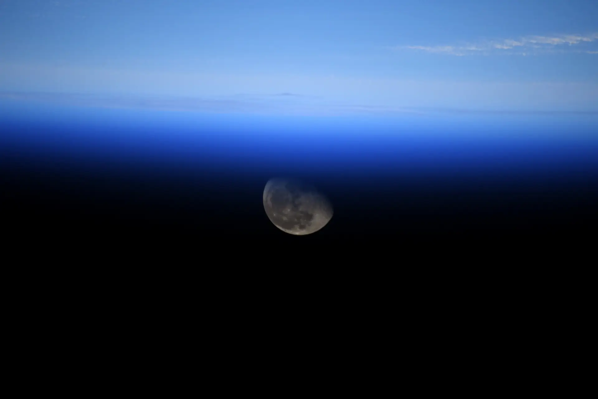 A Lua vista da Estação Espacial Internacional pelo astronauta Thomas Pesquet que escreveu nas redes sociais: "A Lua está simbolicamente a aproximar-se à medida que vão avançando os programas para uma nova ida ao satélite natural, como o Módulo de Serviço Europeu para a nave espacial Orion da NASA".