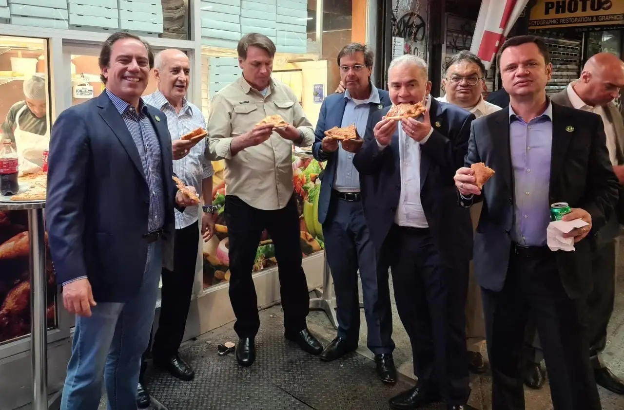 Covid-19: Jair Bolsonaro come na rua em Nova Iorque por não estar vacinado