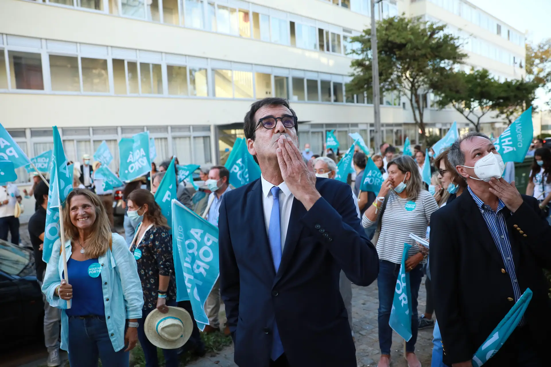 O candidato pelo Movimento "Aqui Há Porto” à Câmara Municipal do Porto, Rui Moreira (C), cumprimenta moradores, durante uma ação de campanha para as eleições autárquicas no bairro de São Tomé, em Paranhos, no Porto.