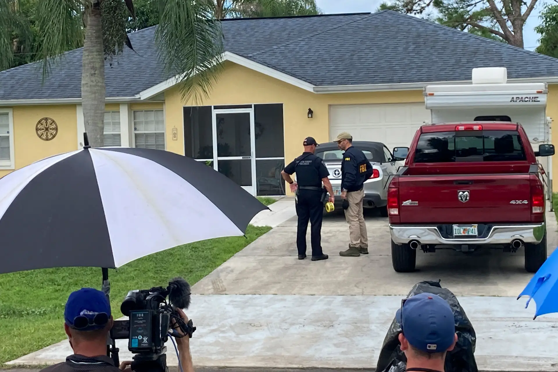 A Polícia Federal norte-americana (FBI) realizou buscas na casa dos pais de Brian Laundrie, o namorado de Gabby Petito, em North Port, na Flórida.