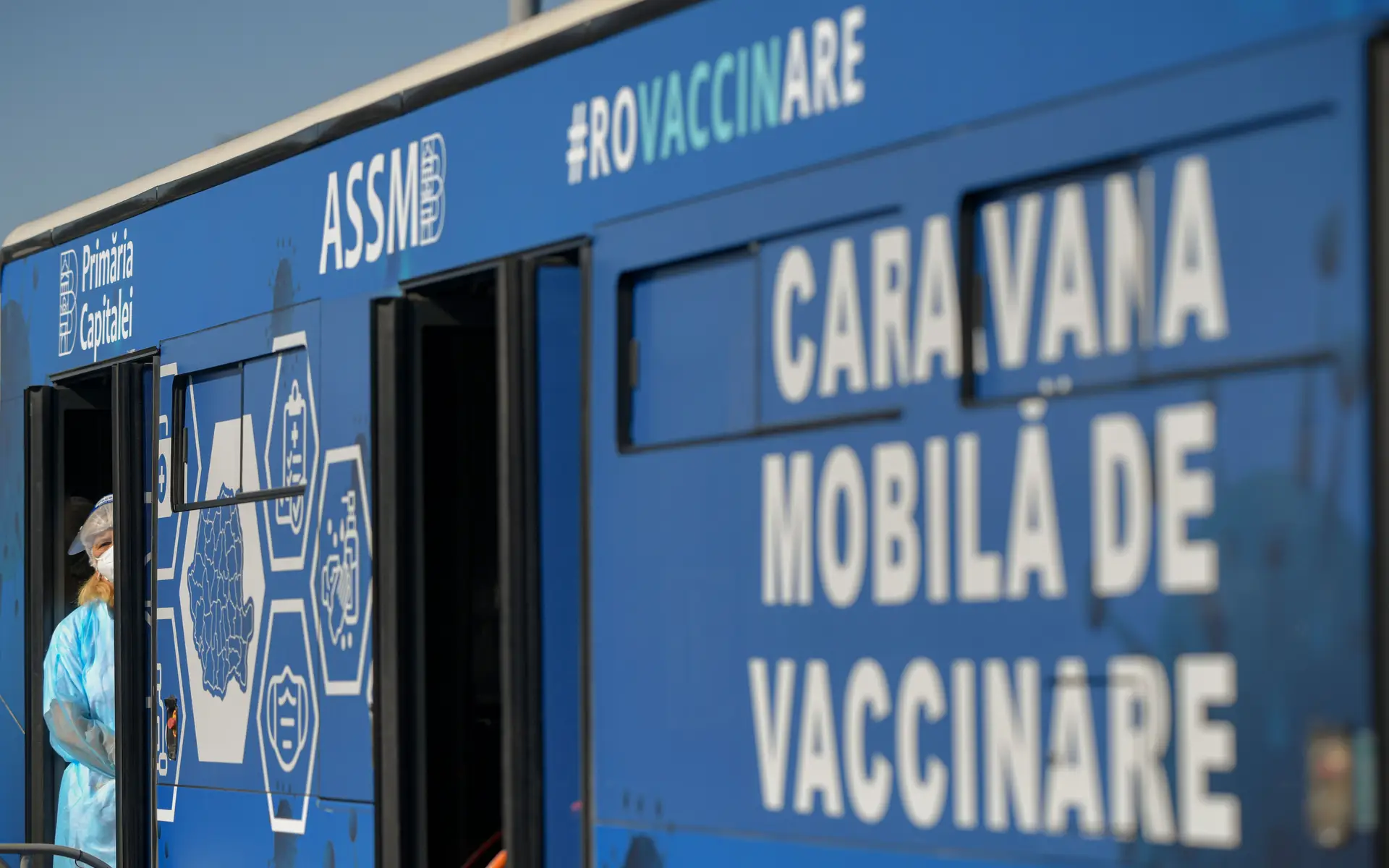 Roménia promove vacinação contra a covid-19 com lotaria e prémios elevados