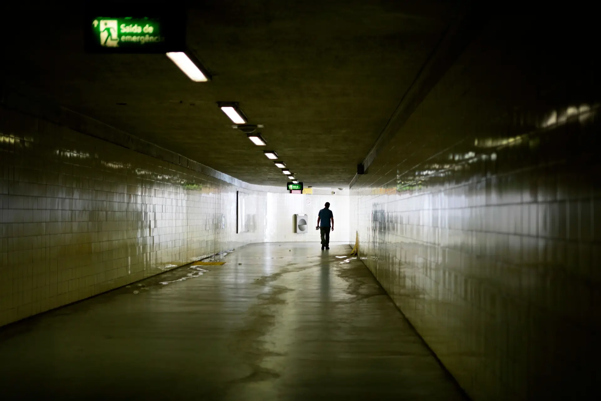 Um homem caminha numa estação de metro em Lisboa.