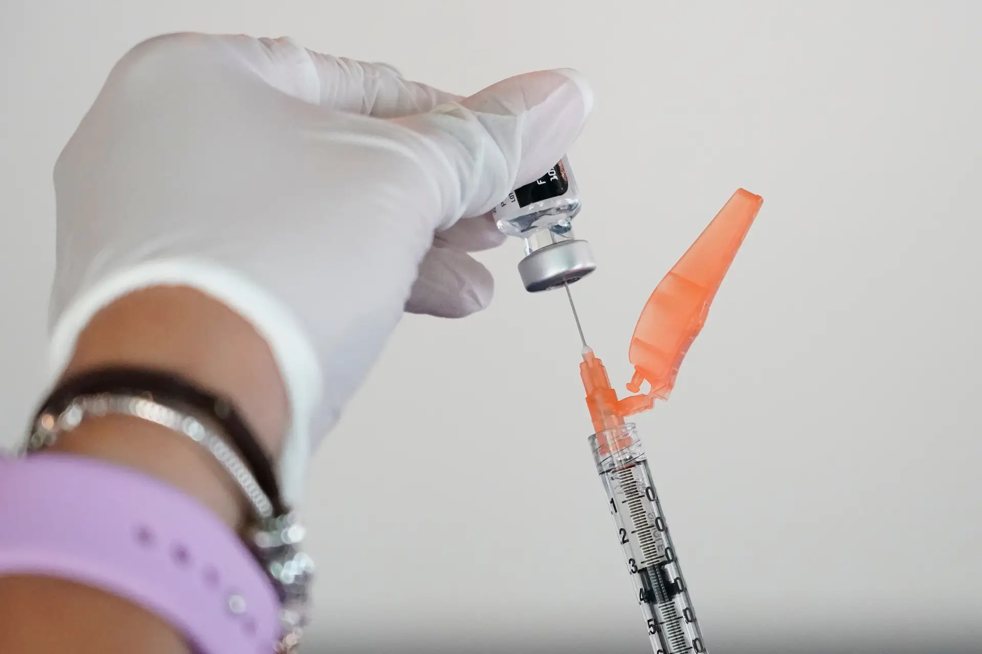 Covid-19: Pfizer/BioNTech anuncia eficácia de 95,6% em vacina de reforço