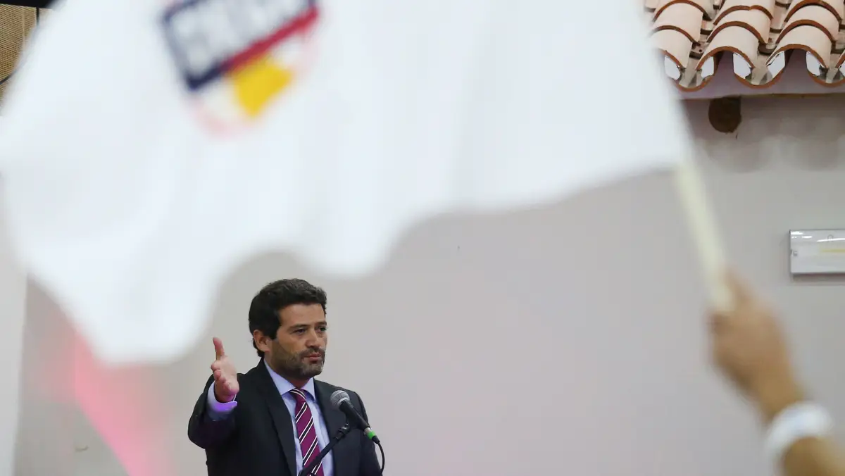 O presidente do Chega, André Ventura, discursa durante um jantar-comício em Moura.