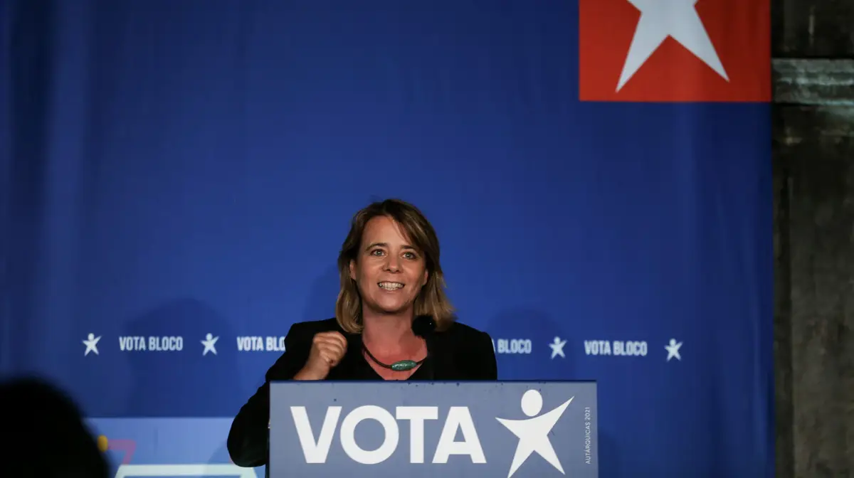 A coordenadora do Bloco de Esquerda (BE), Catarina Martins, intervém durante um comício na Casa da Cerca em Almada