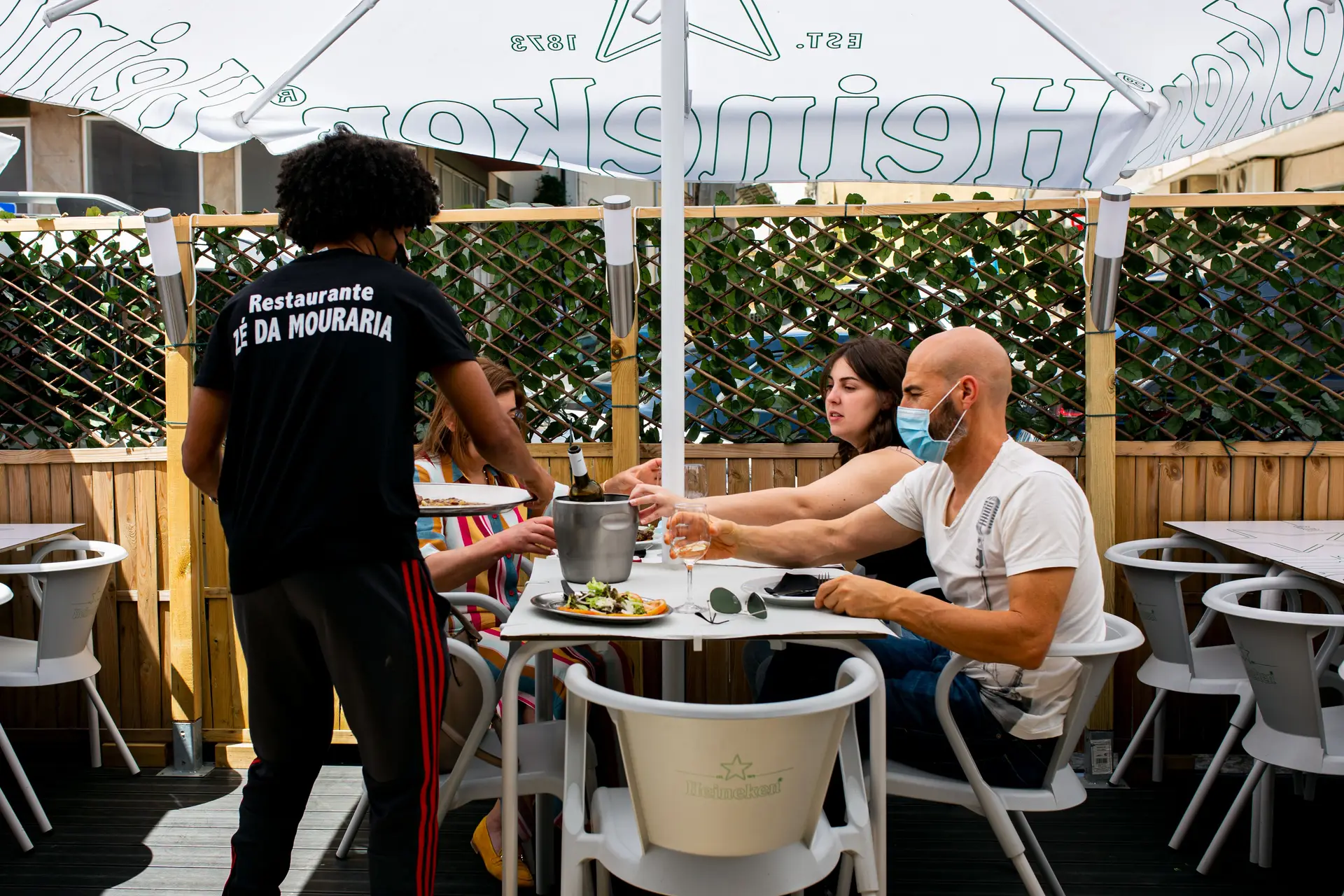Covid-19. Restaurantes e lojas deixam de ter limitações no número de clientes