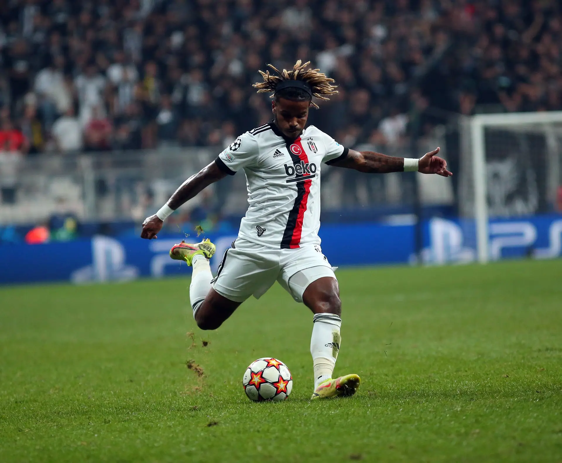 Valentin Rosier transferido para o Besiktas por 4,8 milhões de euros