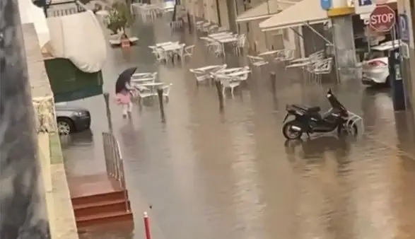 Inundações e vias cortadas em Vila Real de Santo António devido a chuva intensa