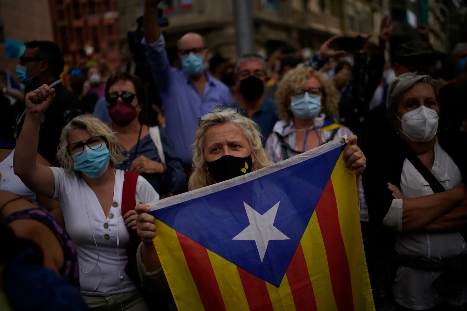 Centenas de pessoas protestam contra a prisão de Carles Puigdemont em Barcelona e na Sardenha