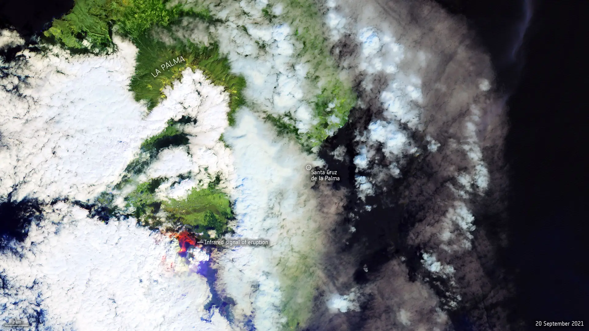 Imagem do satélite Copernicus Sentinel-2 do vulcão Cumbre Vieja, em La Palma, captada a 20 de setembro. O vulcão está ativo desde 19 de setembro após uma série de sismos. Em menos de uma semana a lava já tinha coberto 180 hectares da ilha, destruiu cerca de 400 edifícios e outras centenas estão em perigo, obrigou à retirada de milhares de pessoas e já provocou 400 milhões de euros de prejuízos. A UE ativou o serviço de emergência Copernicus, que usa observações de satélite para ajudar as autoridades nacionais e a comunidade internacional a responder a emergências.