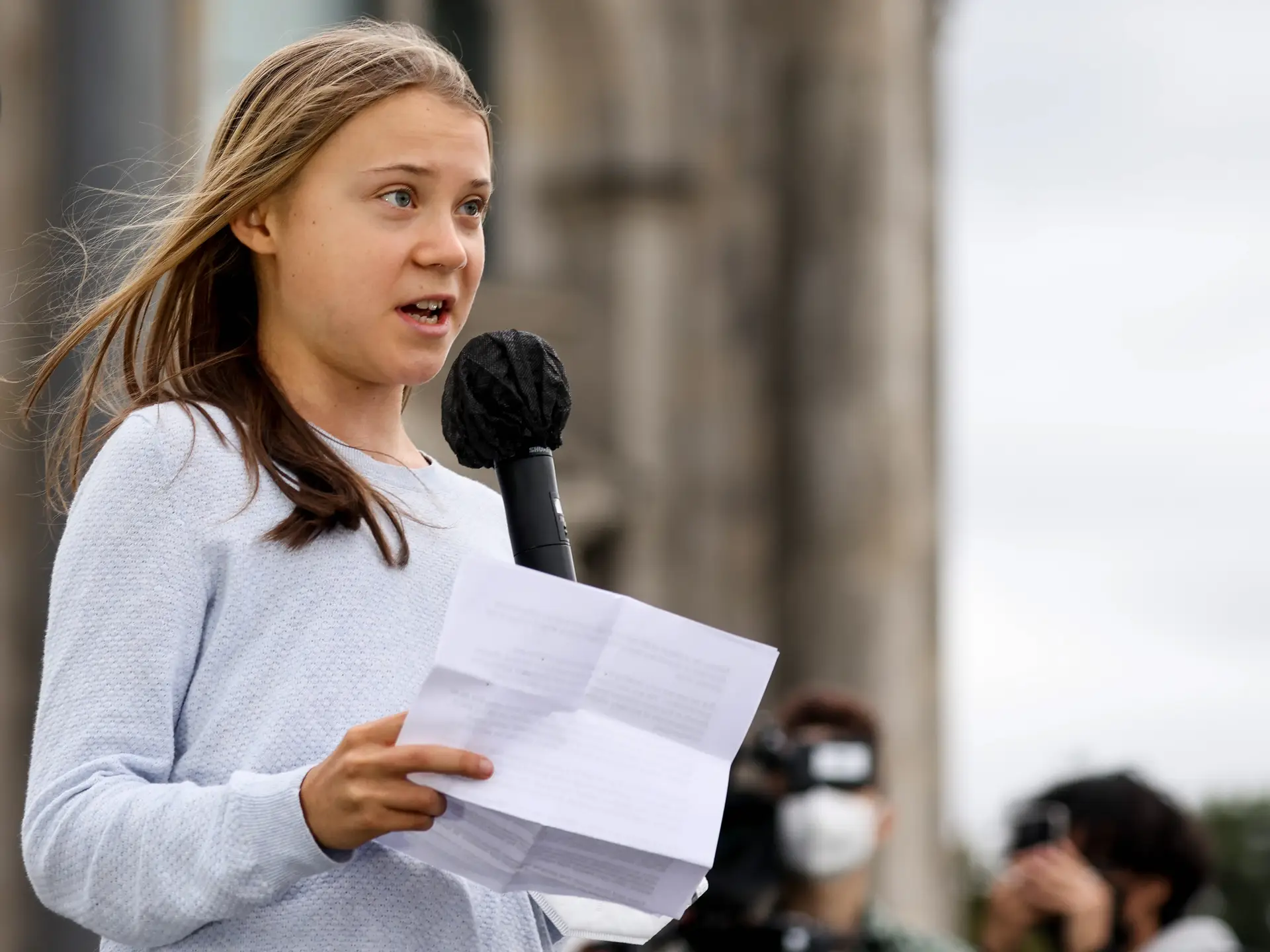 Greta Thunberg promete moderar linguagem após ser filmada a gritar insultos