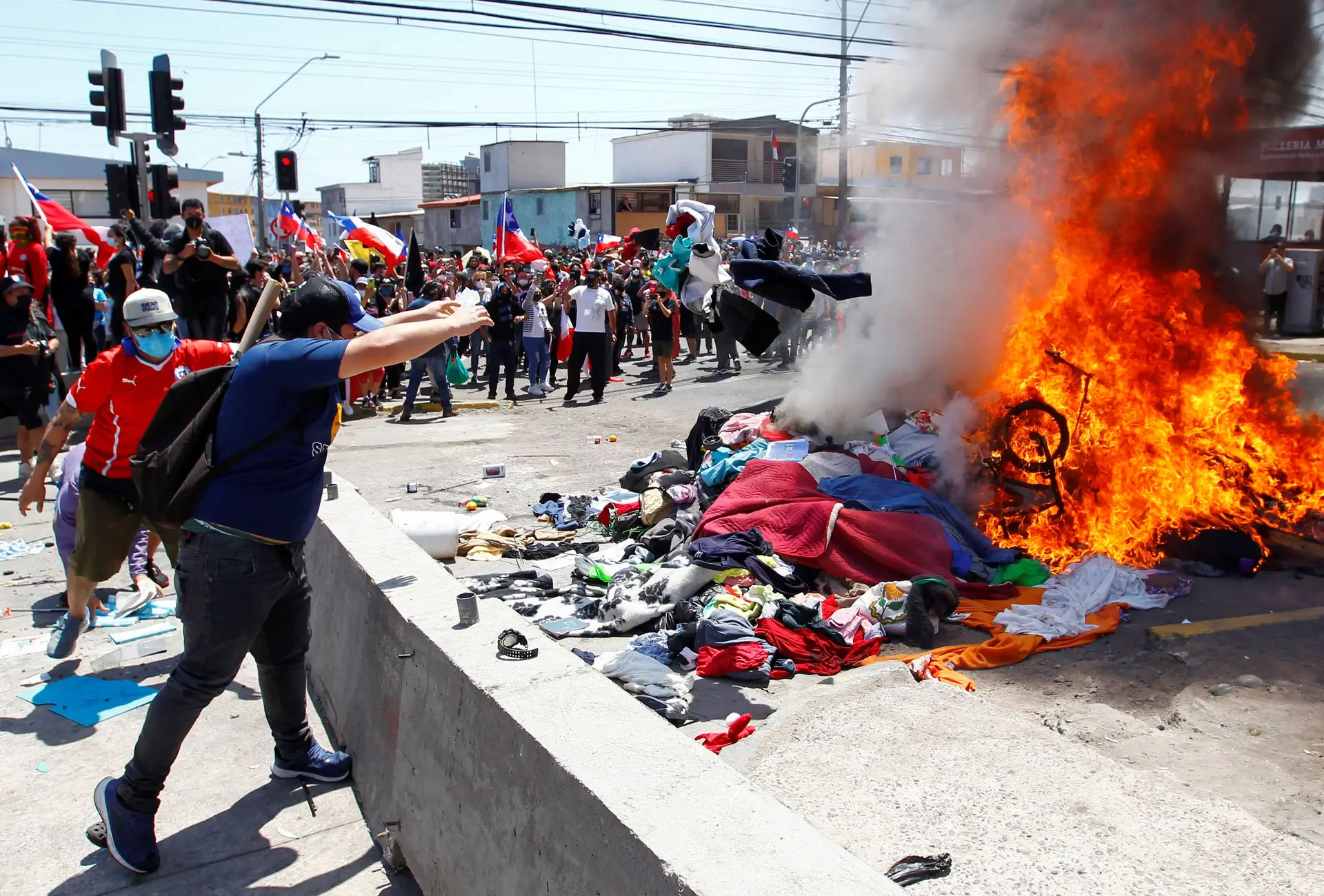 Centenas de pessoas em protesto contra migrantes ilegais no Chile