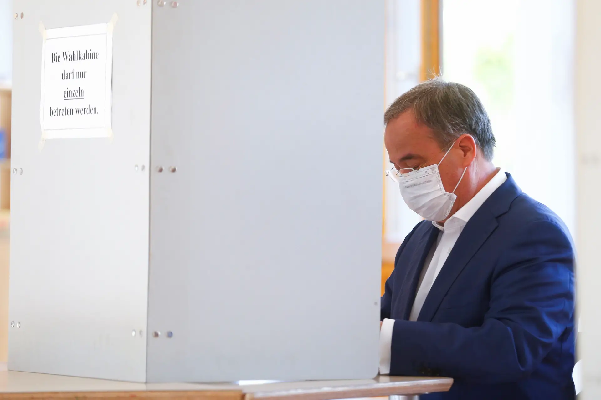 Eleições na Alemanha: candidato da CDU dobra boletim ao contrário e vê-se em quem vota