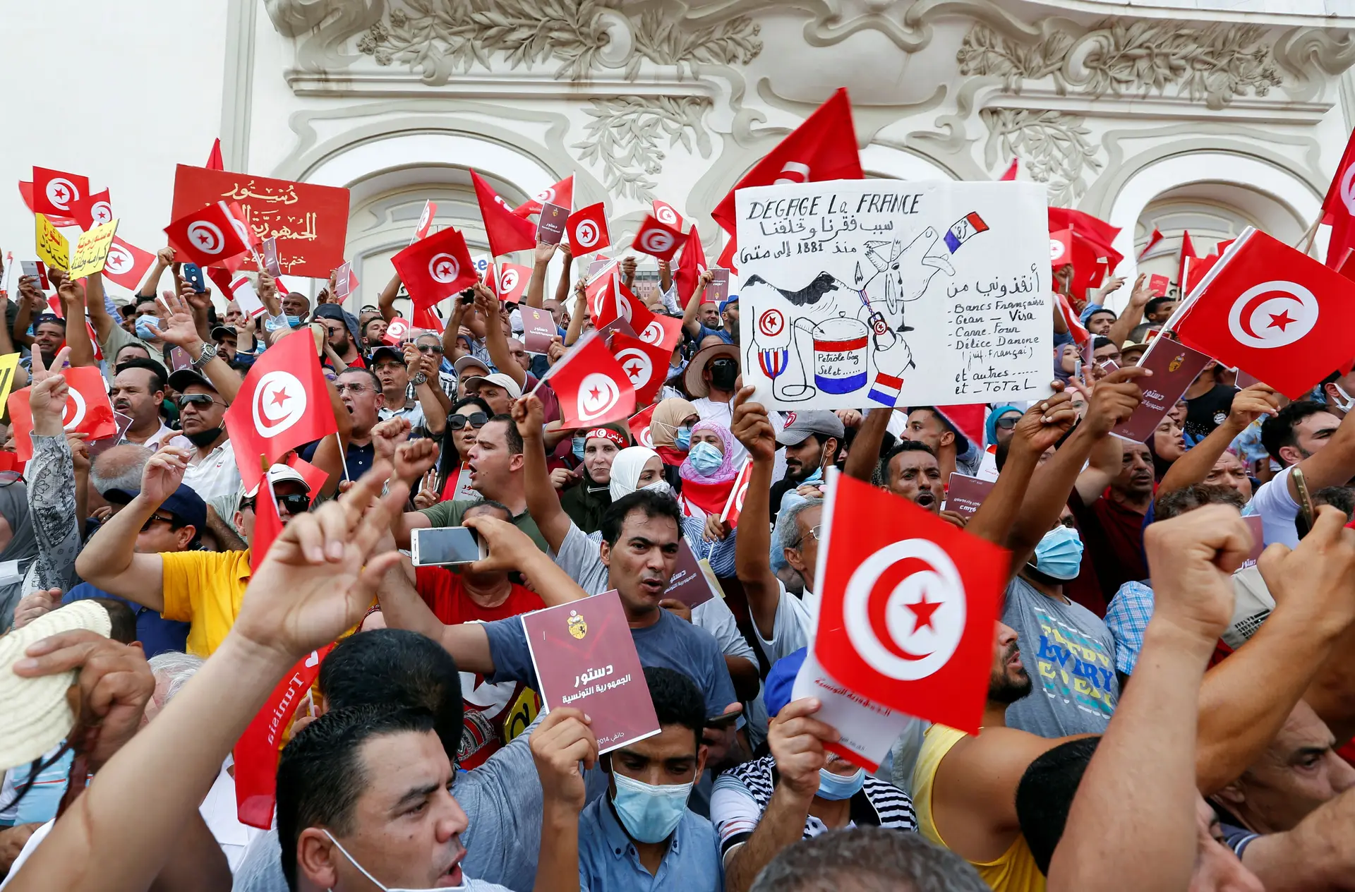 Centenas de pessoas manifestarem-se na Tunísia contra alterações à ...