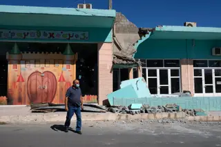 Edificio dañado en la aldea de Arkalochori en la isla de Creta, Grecia.