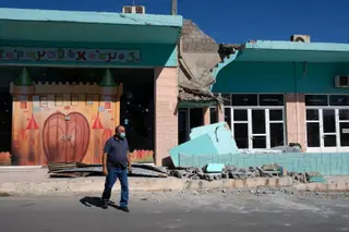 Edificio dañado en la aldea de Arkalochori en la isla de Creta, Grecia.