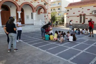 Estudiantes y profesores se reúnen en una plaza después de que una escuela fuera evacuada tras un severo terremoto en la isla de Creta, Grecia.