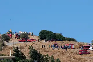 Los bomberos operan cerca de la Iglesia Ortodoxa Griega que se derrumbó después de un poderoso terremoto en el pueblo de Arkalochori en la isla de Creta en el sur de Grecia.