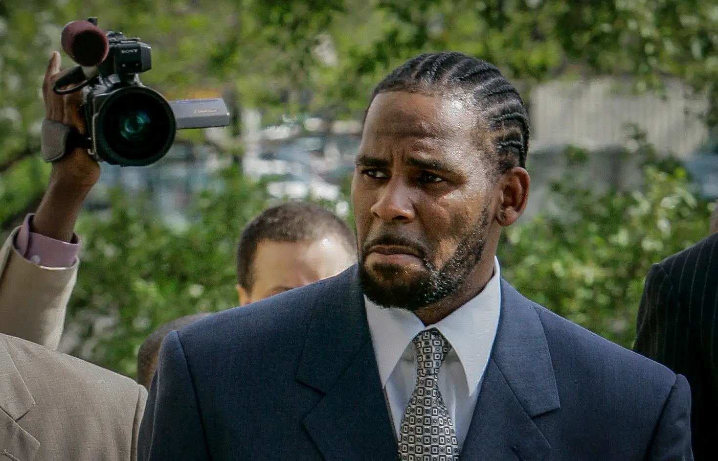 Cantor R. Kelly declarado culpado por crime organizado e tráfico sexual