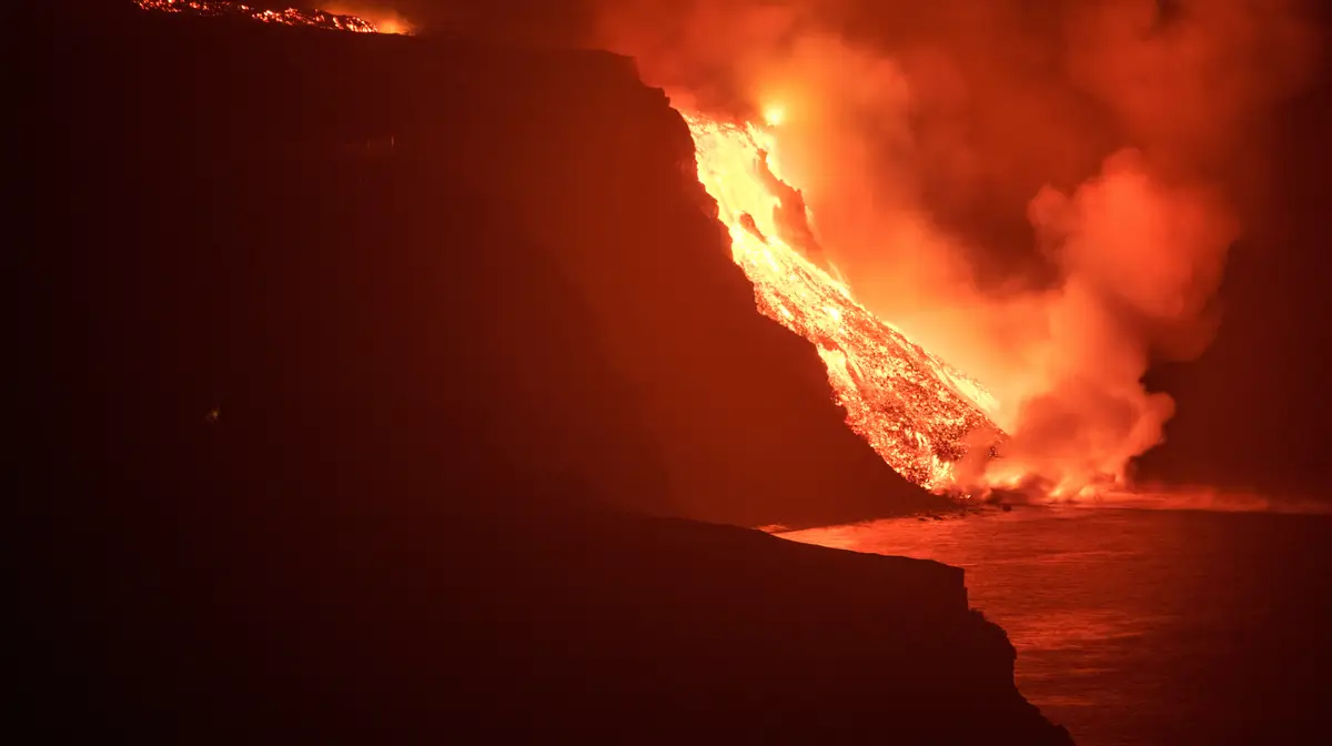 Lava do vulcão de La Palma chega ao mar.