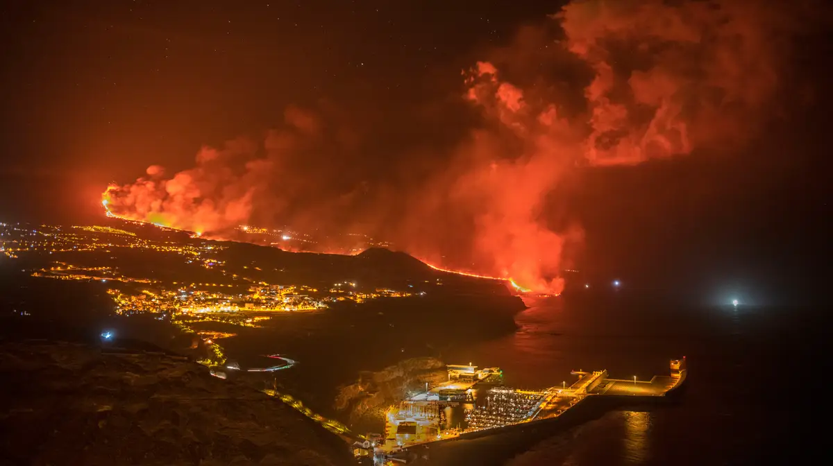Lava proveniente do vulcão Cumbre Vieja, ilha de La Palma, continua a correr para o mar.
