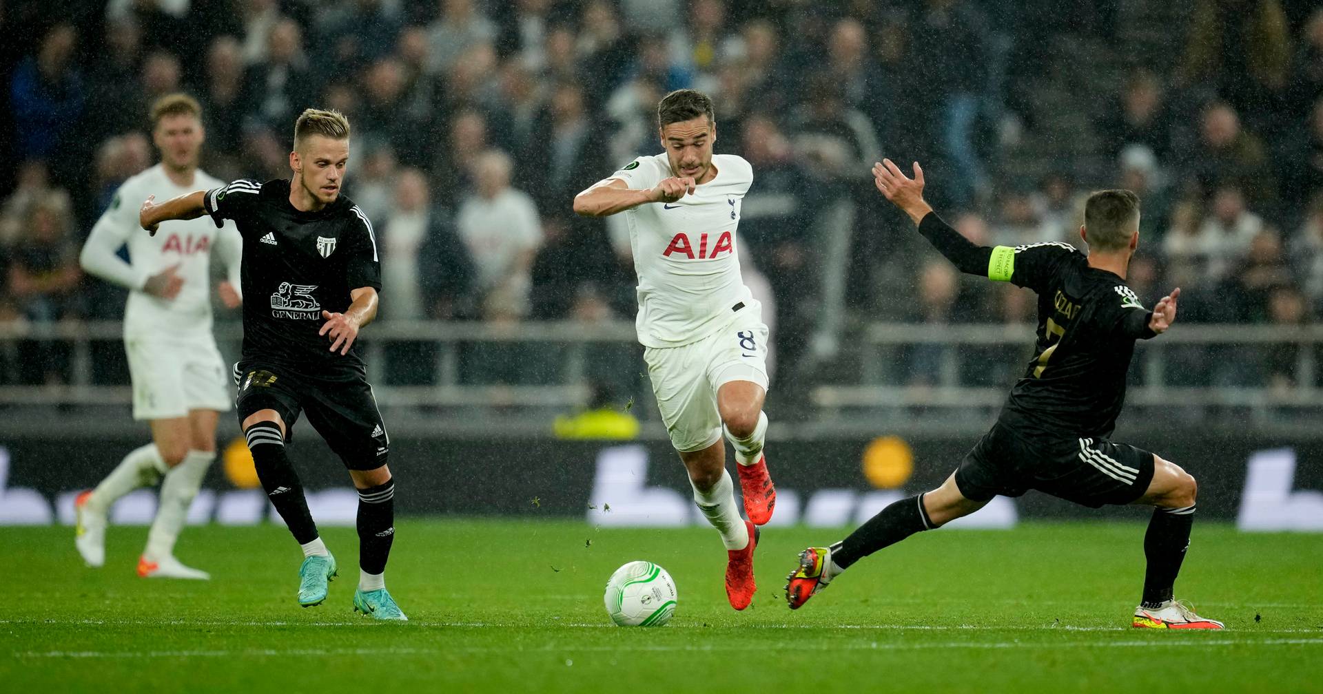 Tottenham, reduzido a 10 jogadores, sofre primeira derrota na Liga inglesa  - SIC Notícias