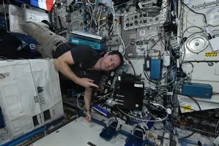 El astronauta de la ESA Thomas Pesket hace una demostración del experimento Lumina en la Estación Espacial Internacional, que prueba una nueva tecnología para medir la radiación ionizante dentro de la estación.