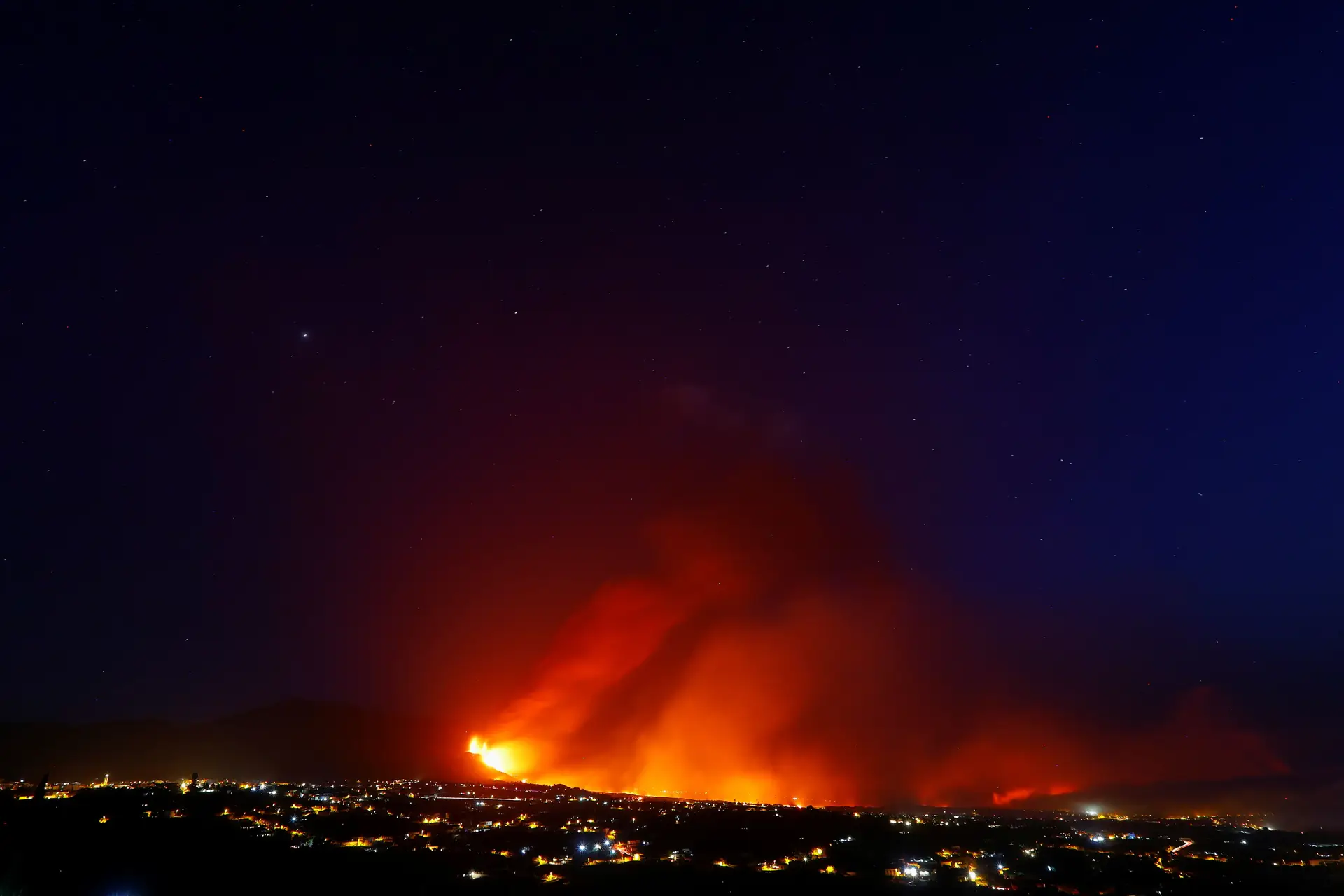 Vulcão de La Palma: autoridades levantam confinamento em quatro localidades