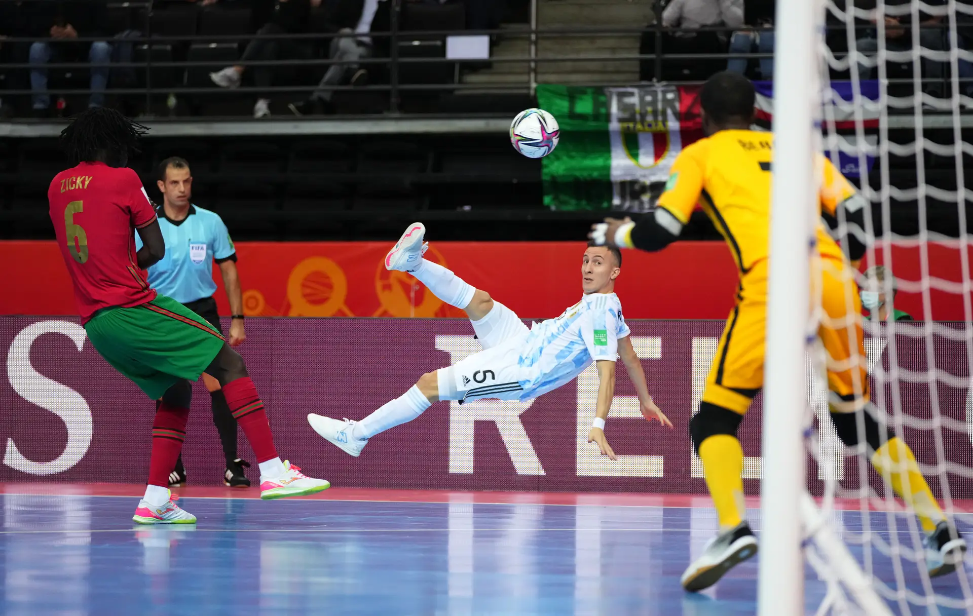 Portugal é campeão mundial de futsal pela primeira vez - Desporto - Jornal  de Negócios