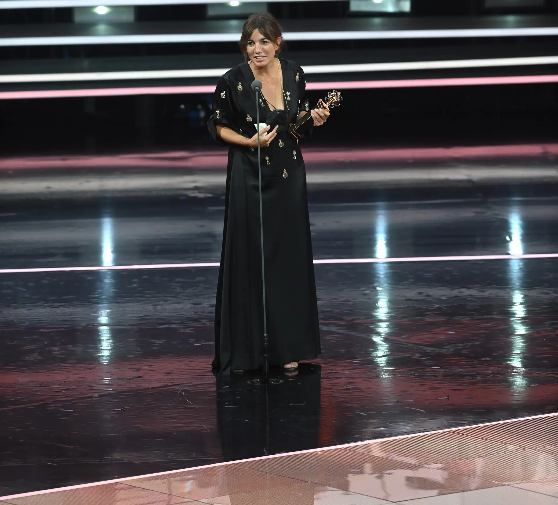 Atriz Lúcia Moniz premiada em festival de cinema em Londres pela atuação no filme "Listen"