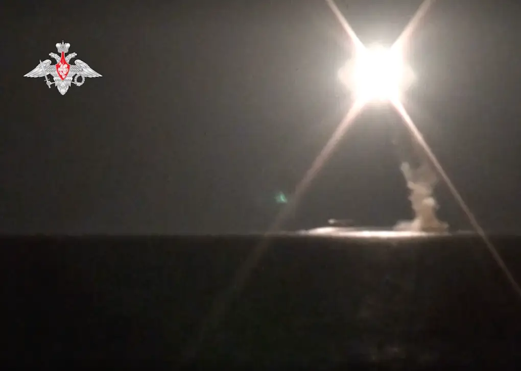 Míssil hipersónico Tsirkon lançado a partir de um submarino nuclear a 4 de outubro de 2021, segundo o Ministério da Defesa russo