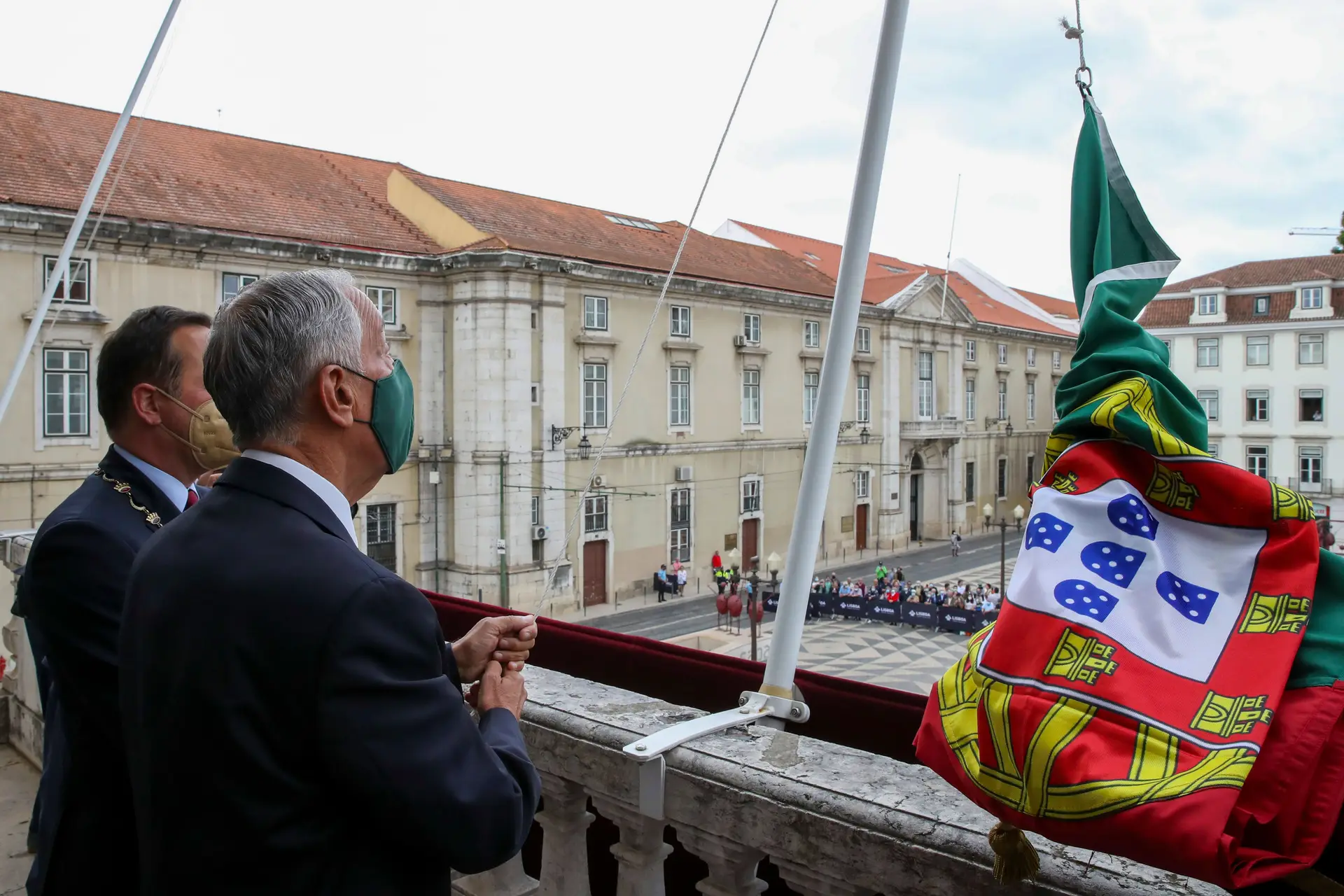 O Presidente da República, Marcelo Rebelo de Sousa (D), durante o hastear da Bandeira nacional na varanda do Salão Nobre coadjuvado pelo presidente em exercício da Câmara Municipal de Lisboa, Fernado Medina, durante as comemorações oficiais do 5 de Outubro, Dia da Implantação da República Portuguesa, realizadas na Câmara Municipal de Lisboa, 5 de outubro de 2021