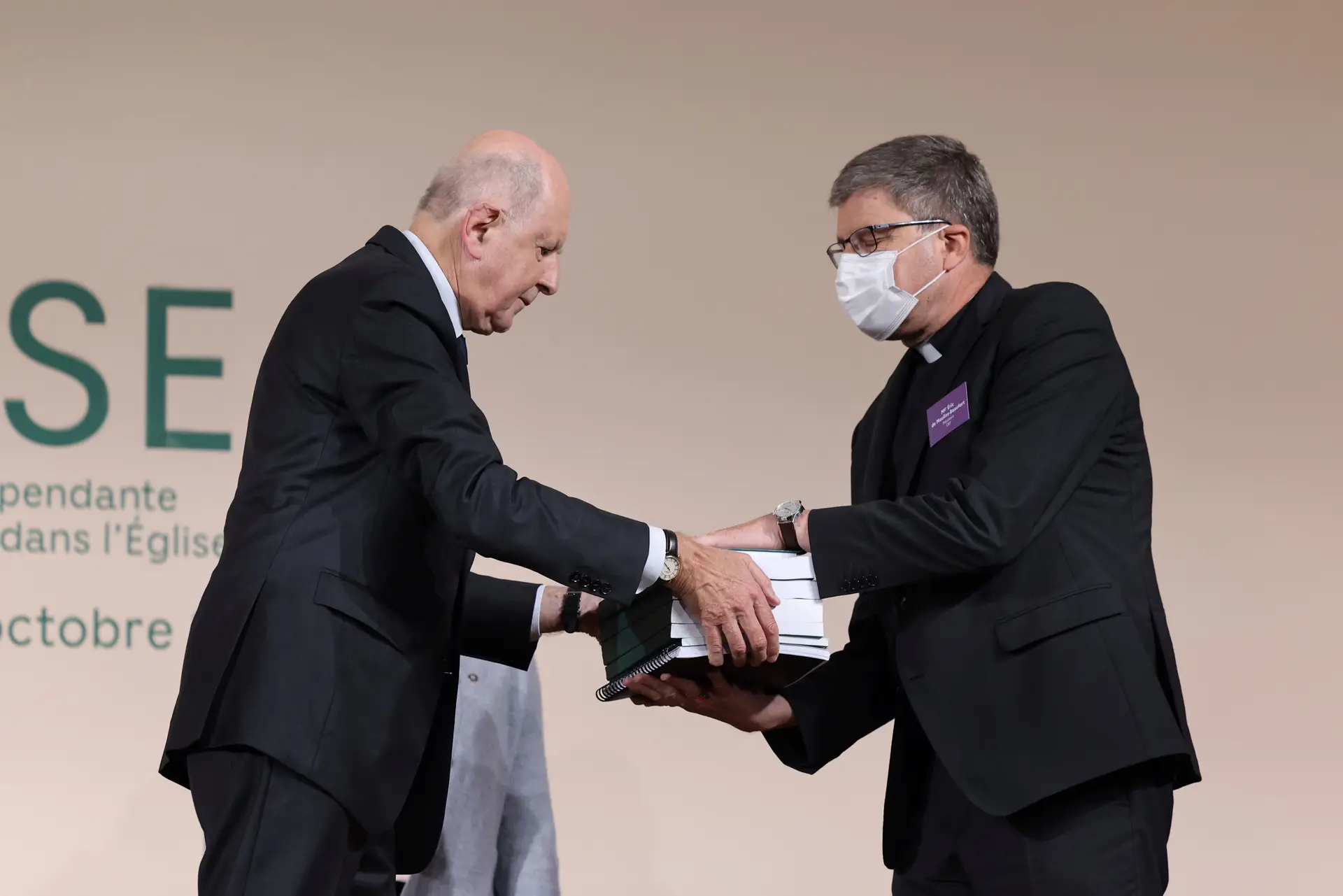Presidente da Comissão Independente sobre os Abusos da Igreja, Jean-Marc Sauvé, entrega uma cópia do relatório a Eric de Moulins-Beaufort, presidente da Conferência Episcopal Francesa.