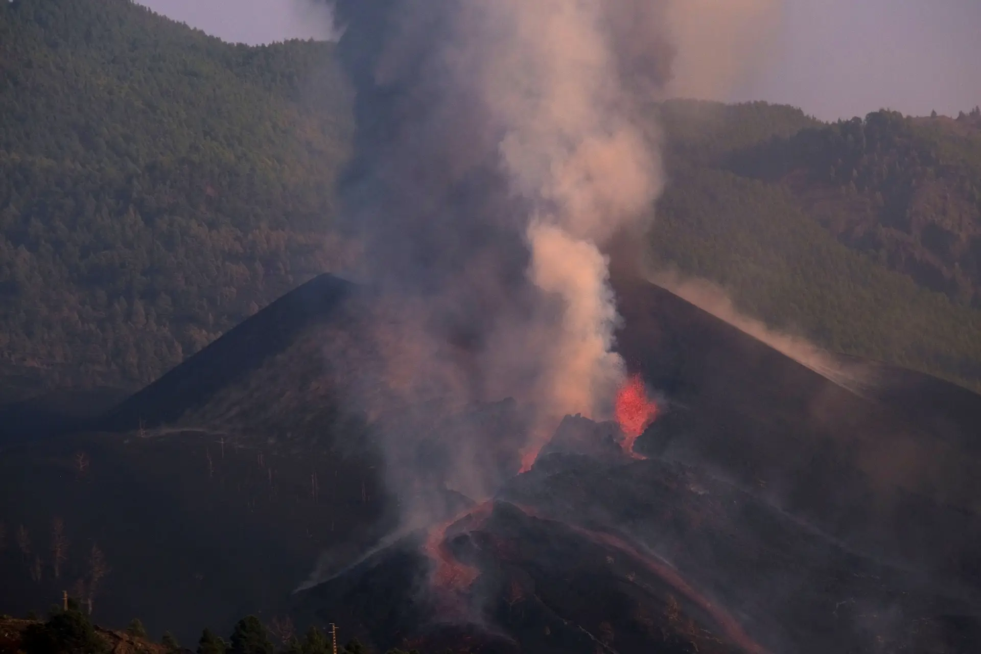 Aeroporto de La Palma novamente fechado devido a nuvem de cinzas