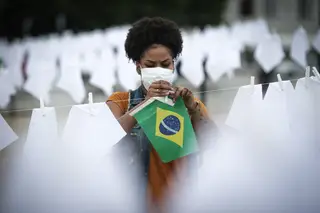 Lenços brancos na praia de Copacabana em memória dos 600 mil mortos por covid-19